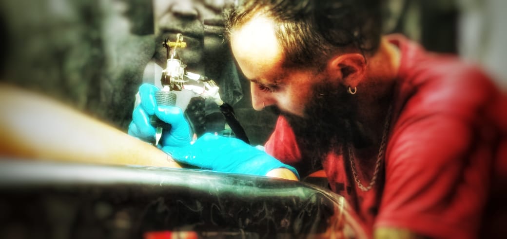 Sergio Gaggion tatuando en el atelier de Paraná